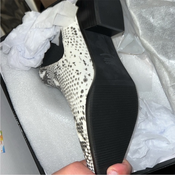 NIB Blondo Emelia Waterproof Chelsea leather Bootie BLACK/WHITE SNAKE new in box - Picture 6 of 10